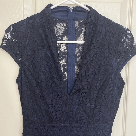 Lace dress - Picture 2 of 4